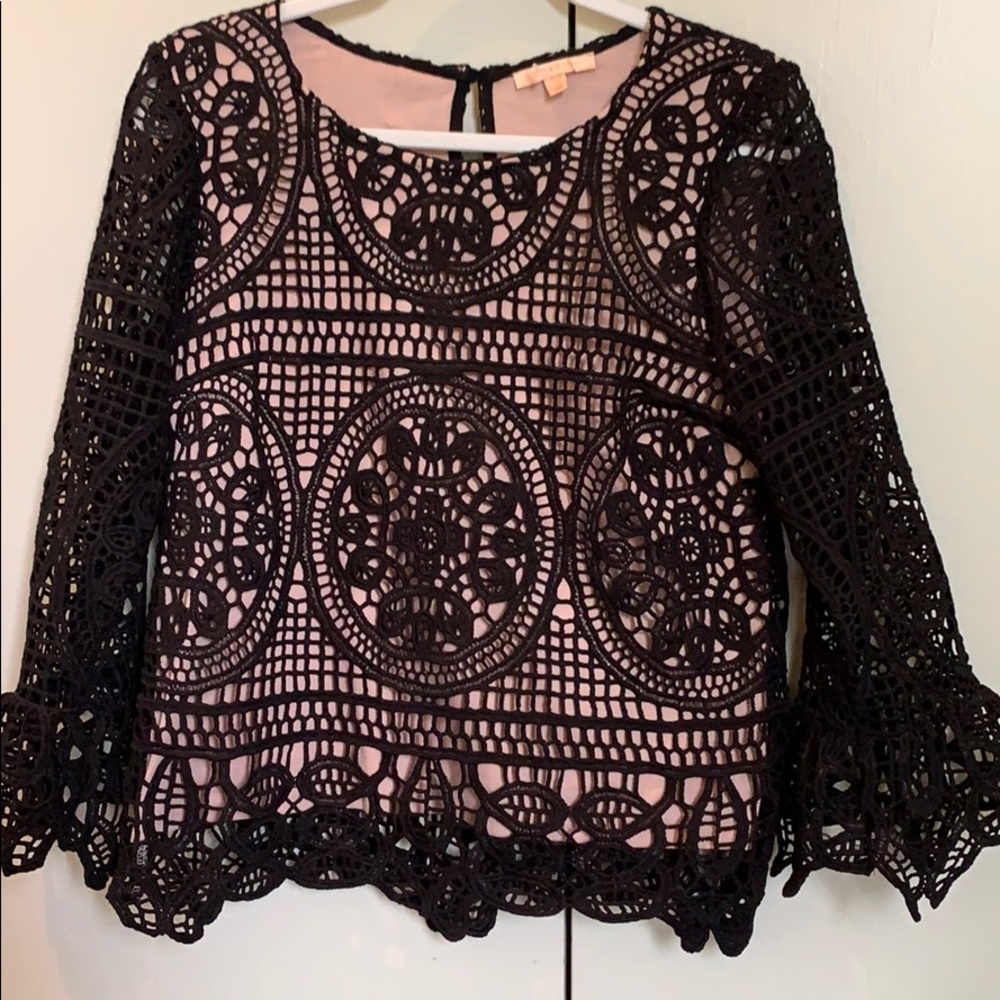 🌸 3/$25🌸 Skies Are Blue Crochet Top Bell sleeves Size S